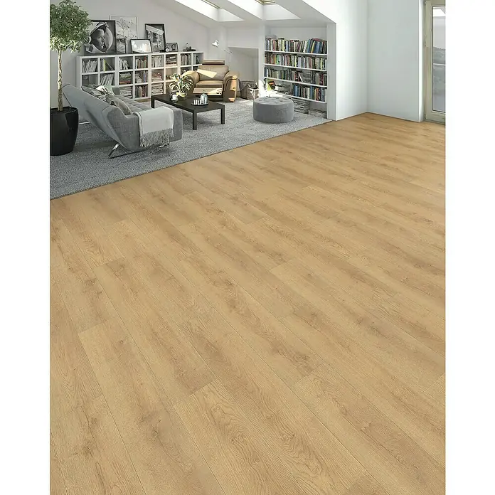 Living by Haro Laminatmuster Sonderedition Eiche Scarpa natur - 290 x 193 x 7 mm, Landhausdiele - Helles Laminatboden im modernen Wohnzimmer mit Bücherregal und grauer Couch für ein gemütliches Ambiente.