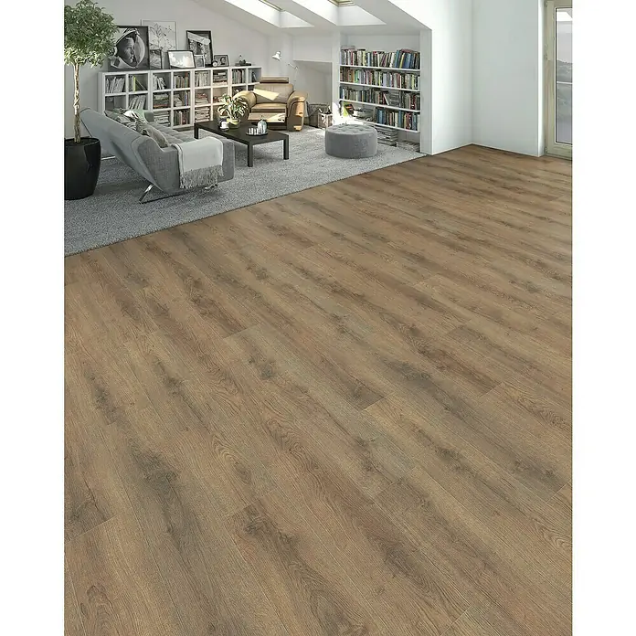 Living by Haro Laminatmuster Sonderedition Eiche Scarpa geräuchert290 x 193 x 7 mm, Landhausdiele - Helle Holzböden verleihen diesem Wohnraum mit Bücherregalen und Teppich einen warmen und einladenden Charakter.