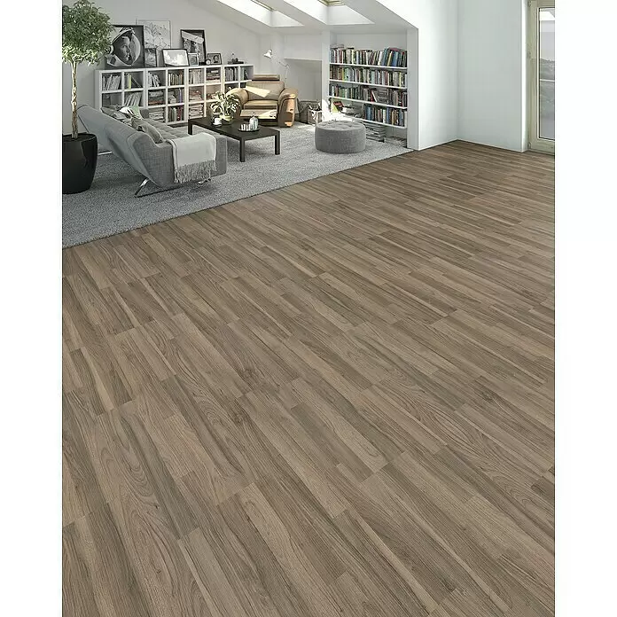 Living by Haro Laminatmuster Sonderedition Nussbaum - 290 x 193 x 7 mm, Schiffsboden - Brauner Holzlaminatboden mit natürlicher Maserung, diagonal in einem geräumigen Wohnzimmer verlegt.