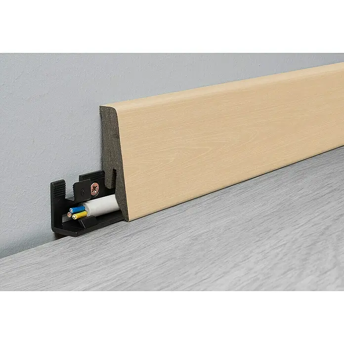 LOGOCLIC Aquaprotect Sockelleiste K58 C Chatol Oak - 2,6 m x 18 mm x 58 mm, HDF - Eine Sockelleiste aus Holz mit Kabelführungssystem und Kabeln im Inneren vor einer grauen Wand und einem grauen Boden.