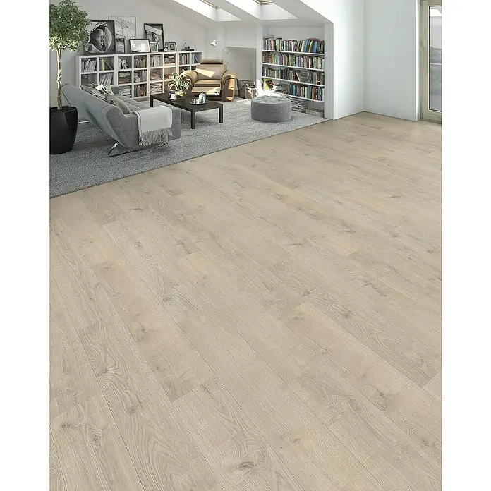 Living by Haro Laminat NKL32 Eiche Edmonton1.282 x 193 x 7 mm, Landhausdiele, Eiche Edmonton - Helles Laminat verlegt in einem modern gestalteten Wohnzimmer, das eine warme und einladende Atmosphäre schafft.