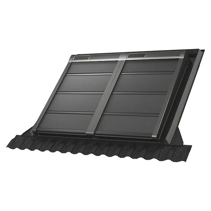 Velux Hitzeschutz-Markise Solar SSS - Passend für Fenstertyp: GGU, GGL, GPU, GPL, GHU, GHL, Passend für Fenstergröße: PK06, P06 - Detailansicht eines Dachfensters mit Rollladen in geschlossenem Zustand, das sich nahtlos in das Dach integriert. Die Rollladen bieten Schutz vor Sonne und Witterung.