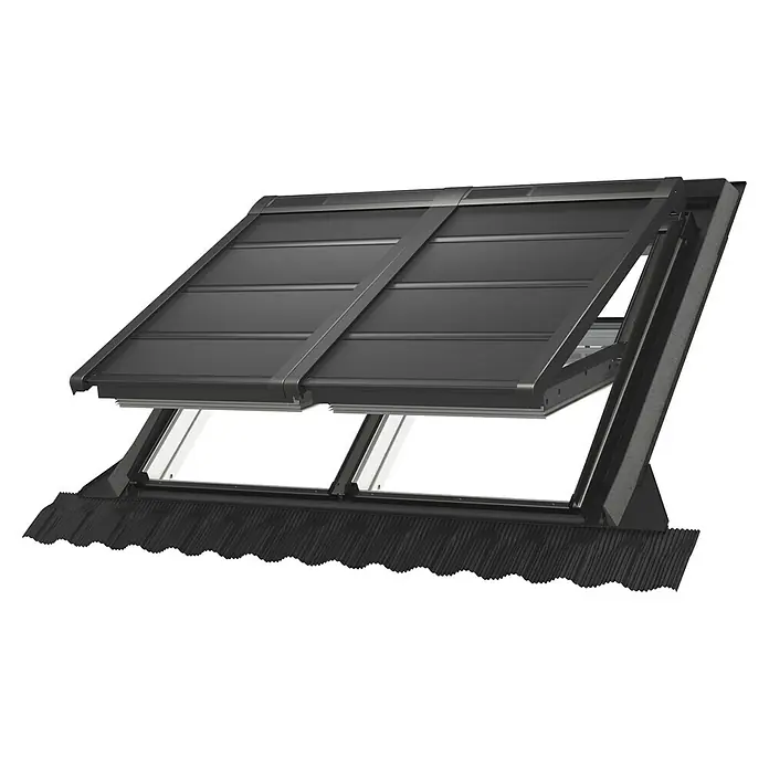 Velux Hitzeschutz-Markise Solar SSS - Passend für Fenstertyp: GGU, GGL, GPU, GPL, GHU, GHL, Passend für Fenstergröße: PK06, P06 - Nahaufnahme eines Dachfensters mit Rollladen in geschlossenem Zustand, das in ein geneigtes Dach eingebaut ist.