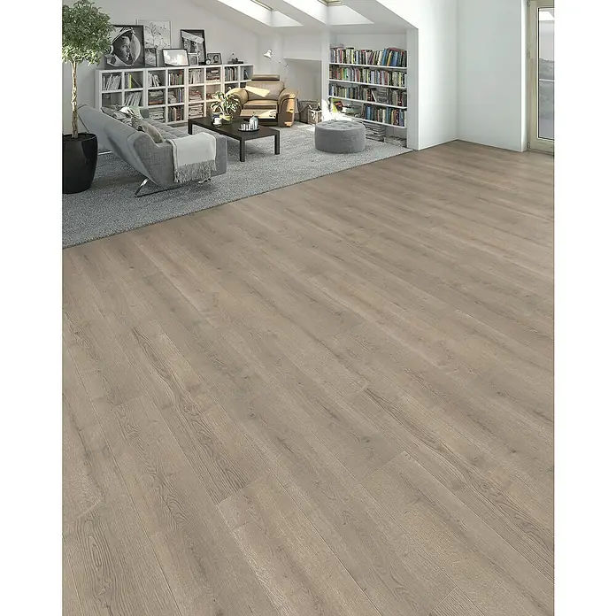Living by Haro Laminatmuster NKL32 Eiche Langley grau290 x 193 x 7 mm, Landhausdiele - Heller, moderner Wohnraum mit großflächigem, hellem Holzboden, der dem Raum Wärme und Eleganz verleiht. Passend dazu ein grauer Teppich und stilvolle Möbel.