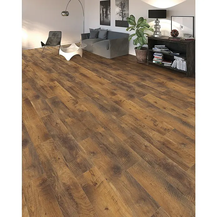Living by Haro Laminatmuster NKL32 Eiche Fattoria - 290 x 193 x 7 mm, Landhausdiele - Attraktives Wohnzimmer mit warmem Holzboden, der dem Raum eine einladende und gemütliche Atmosphäre verleiht.