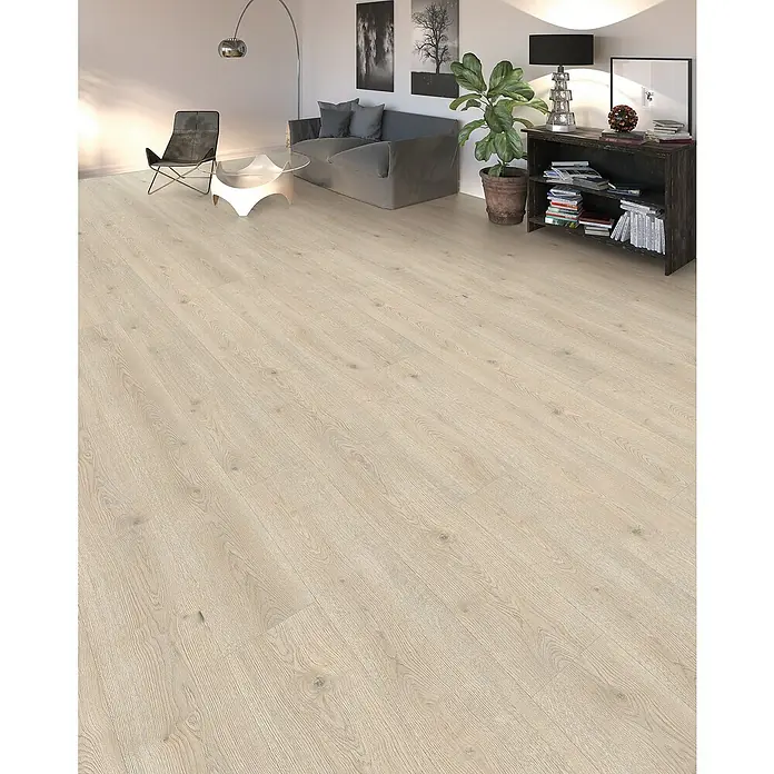 Living by Haro Laminatmuster Gigante Eiche Toronto steingrau - 200 x 243 x 8 mm, Landhausdiele - Ein helles, modernes Wohnzimmer mit einem markanten Holzboden, der die natürliche Beleuchtung des Raumes betont.