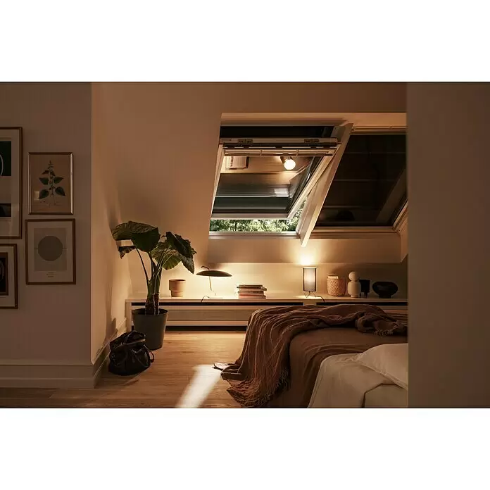 Velux Hitzeschutz-Markise Solar SSS - Passend für Fenstertyp: GGU, GGL, GPU, GPL, GHU, GHL, Passend für Fenstergröße: PK06, P06 - Dachschlafzimmer mit zwei geöffneten Dachfenstern, die Licht hereinlassen und grüne Bäume zeigen. Warm beleuchtet von Nachttischlampen.