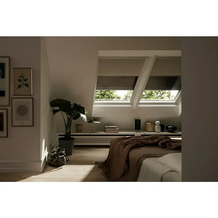 Velux Hitzeschutz-Markise Solar SSS - Passend für Fenstertyp: GGU, GGL, GPU, GPL, GHU, GHL, Passend für Fenstergröße: FK06, F06 - Schlafzimmer mit VELUX Dachfenstern und Rollos, die eine angenehme Atmosphäre schaffen und das Tageslicht sanft filtern.