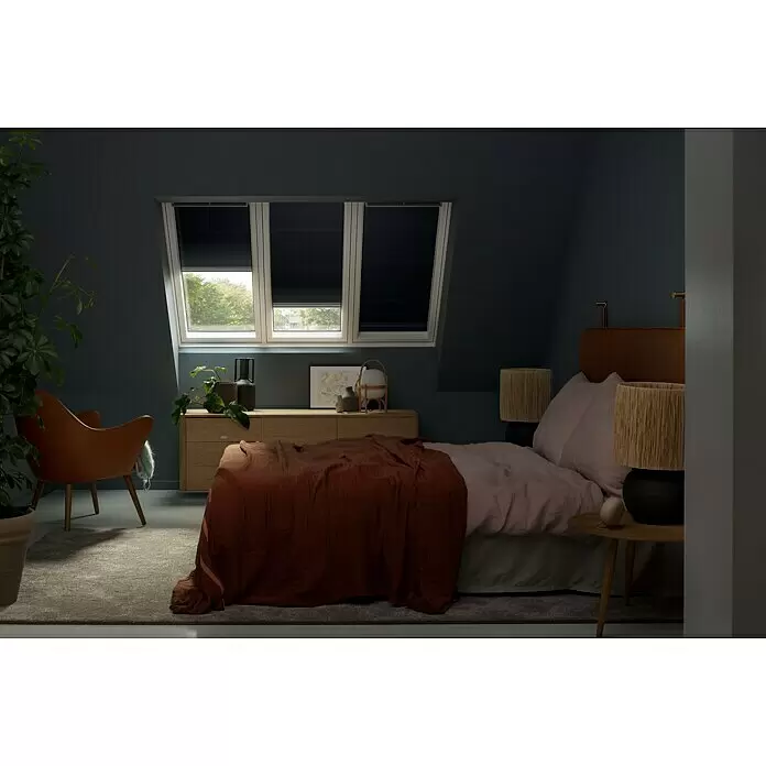 Velux Hitzeschutz-Markise Solar SSS - Passend für Fenstertyp: GGU, GGL, GPU, GPL, GHU, GHL, Passend für Fenstergröße: PK06, P06 - Schwarze Rollos in drei Dachfenstern eines Schlafzimmers, teilweise geschlossen für Lichtkontrolle und Blick ins Grüne.