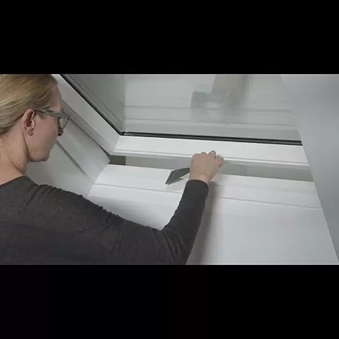 Velux Feinspachtel ZZZ 133KH - Passend für: VELUX Holz- und Kunststoffdachfenster - Anwendung des Acryl-Feinspachtel-Sets bei VELUX Dachfenstern
