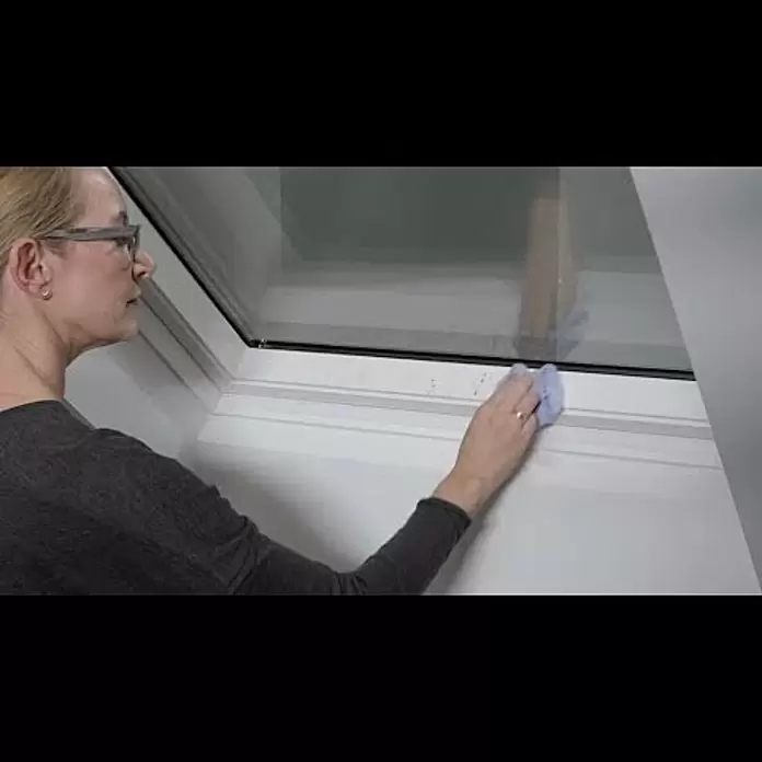 Velux Lackpflege-Set ZZZ 131KH - Passend für: VELUX Holzdachfenster weiß lackiert - Anwendung des Lack-Pflege-Sets bei weiß lackierten VELUX Dachfenstern