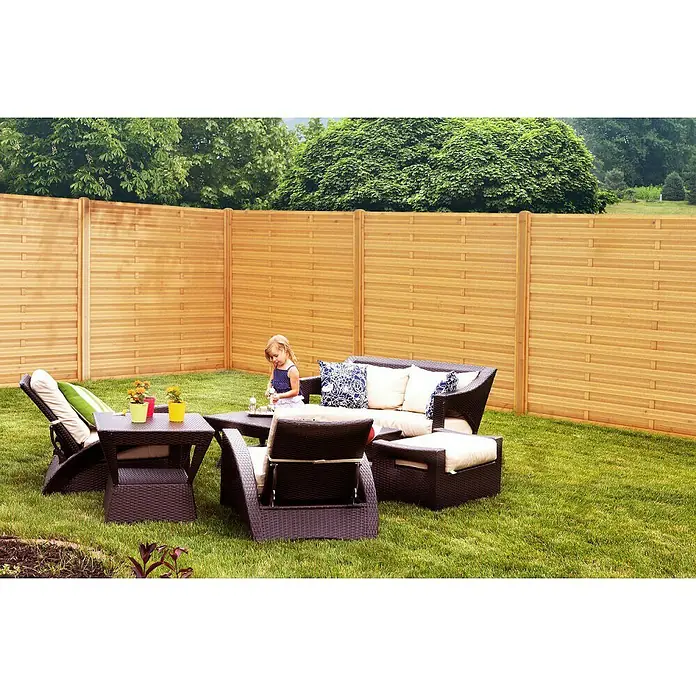 Andrewex Sichtschutzelement Classic - B x H: 180 x 180 cm, Pinie - Das Bild zeigt eine stilvolle Holzgartenbank mit passendem Tisch und Stühlen, umgeben von einem gepflegten Rasen und einem Holzzaun.