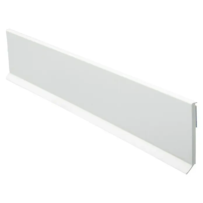 Primo Flachleiste mit Dichtlippe - 0,97 m x 2,5 mm x 40 mm, Weiß - Nahaufnahme einer weißen Fußleiste, ideal für moderne Raumgestaltungen und zur Abdeckung von Wand- und Bodenübergängen.