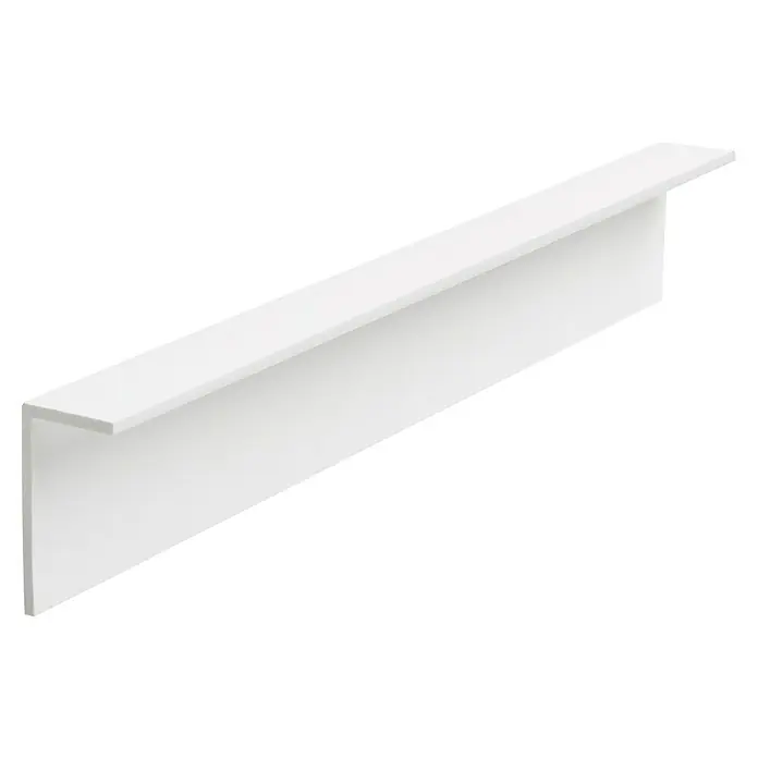Primo Winkelprofil - 1,47 m x 40 mm x 20 mm, Weiß - Nahaufnahme eines weißen, rechteckigen Regalbords mit hervorstehendem Rand vor schwarzem Hintergrund, das für Ordnung und Stil sorgt.