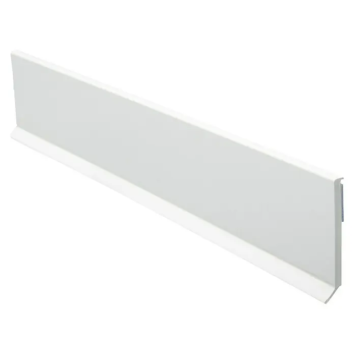 Primo Flachleiste mit Dichtlippe - 1,47 m x 2,5 mm x 40 mm, Weiß - Detailaufnahme einer weißen Fußleiste. Das Produkt ist schlicht und modern, ideal für jeden Raum.