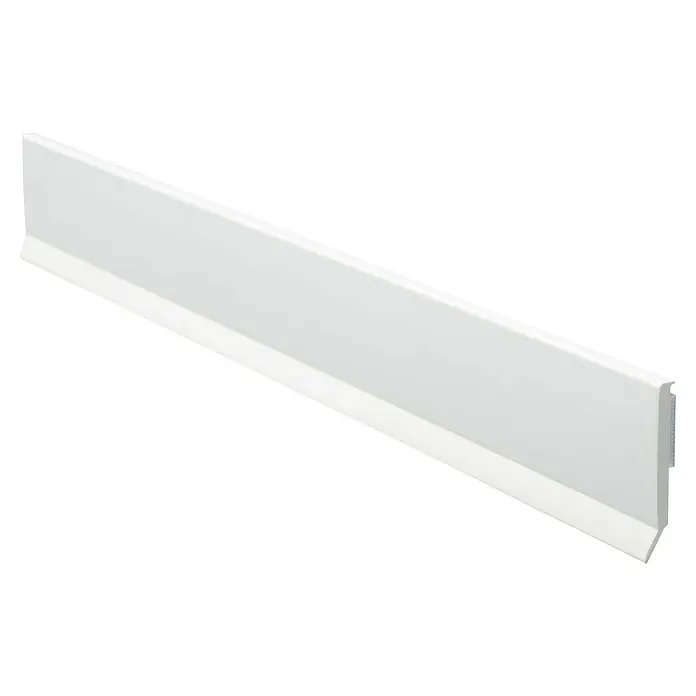 Primo Flachleiste mit Dichtlippe - 0,97 m x 2,5 mm x 30 mm, Weiß - Das Bild zeigt eine weiße Fußleiste, die sich ideal für die Gestaltung von Innenräumen eignet und einen modernen Look verleiht.