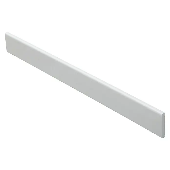 Primo Flachleiste - 2,17 m x 4,5 mm x 25 mm, Weiß - Nahaufnahme eines weißen Fußleistenprofils, das sich diagonal vor einem schwarzen Hintergrund erstreckt und eine saubere Ästhetik zeigt.