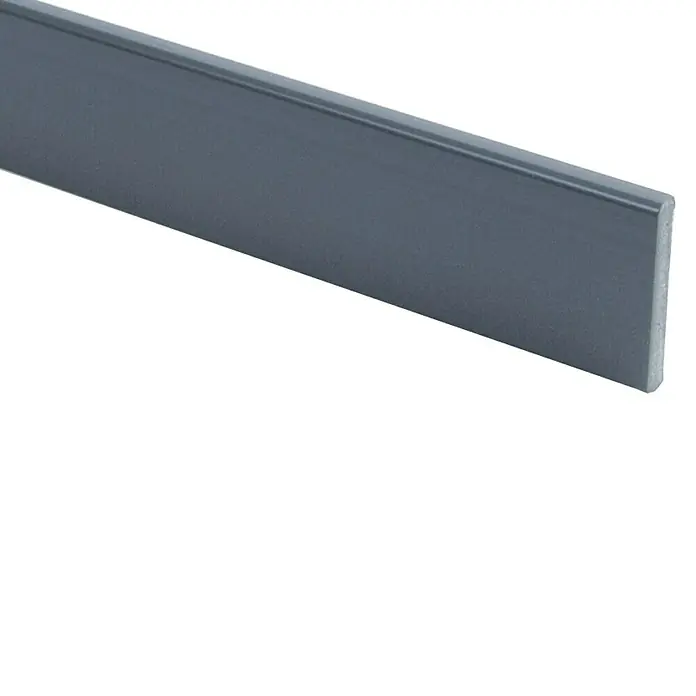 Primo Flachleiste - 2,17 m x 4,5 mm x 25 mm, Anthrazit - Graues Kunststoffprofil mit einer glatten Oberfläche, ideal für verschiedene Anwendungen im Innenausbau oder als Kantenschutz.