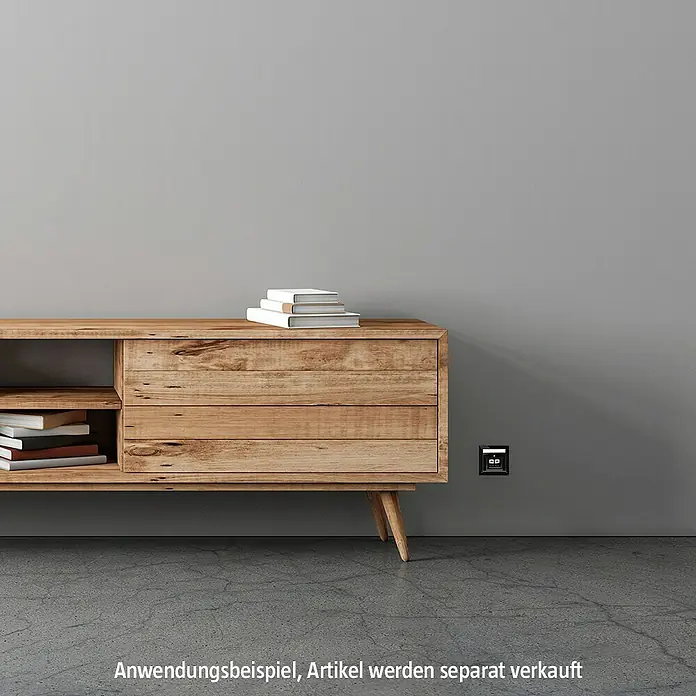 UAE-Dosen-Einsatz CAT 3-UAE 8/8 (8) UPK 19832BAN - Unterputzmontage - Nahaufnahme eines modernen Holzschranks mit Büchern darauf, vor einer grauen Wand mit Steckdose.
