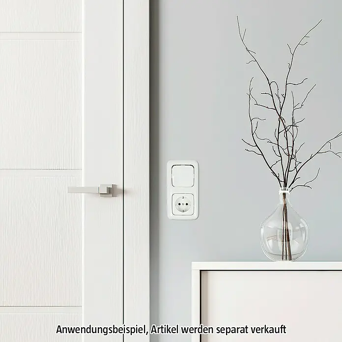 Busch-Jaeger Reflex SI Abdeckrahmen 2512-214 - Alpinweiß, 2-fach, Kunststoff - Steckdose und Schalter Kombination in Weiß an einer Wand neben einer Tür.