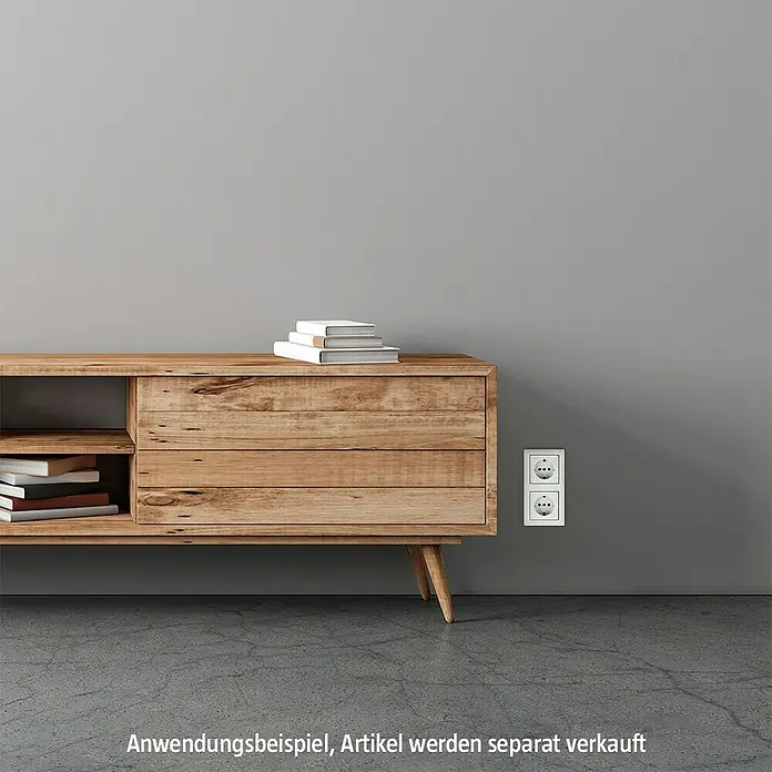 Gira Standard 55 Abdeckrahmen 021204 - Reinweiß seidenmatt, 2-fach, Kunststoff, Vertikal - Nahaufnahme einer weißen Doppelsteckdose an einer grauen Wand neben einem Holzschrank.