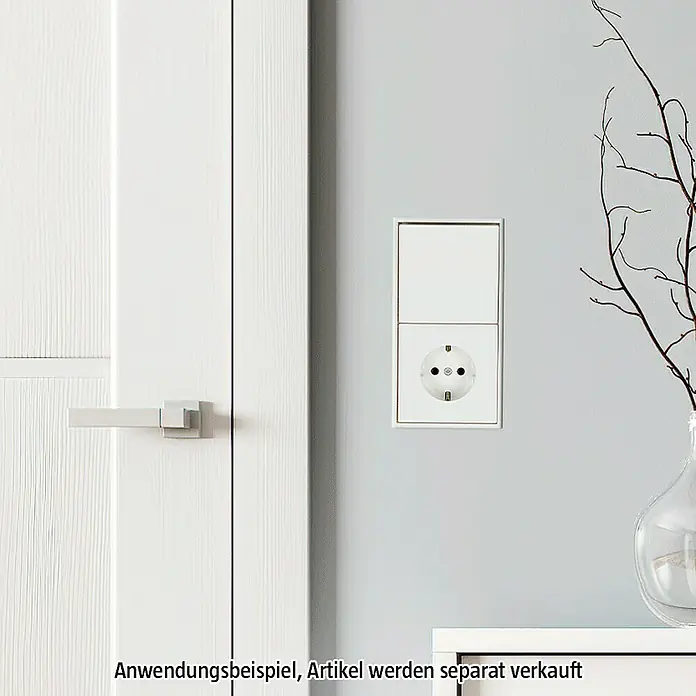 Jung LS 990 Abdeckrahmen LS982WW - Alpinweiß, 2-fach, Kunststoff - Nahaufnahme einer modernen weißen Steckdose mit Schalter an einer Wand neben einer Tür.