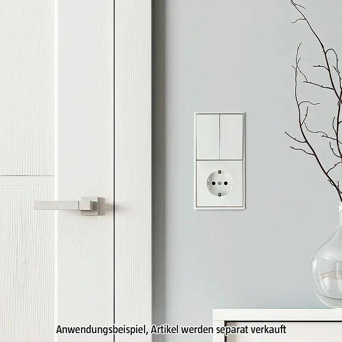 Jung LS 990 Abdeckrahmen LS982WW - Alpinweiß, 2-fach, Kunststoff - Eine weiße Steckdose und ein Lichtschalter an einer hellgrauen Wand, neben einer weißen Tür.