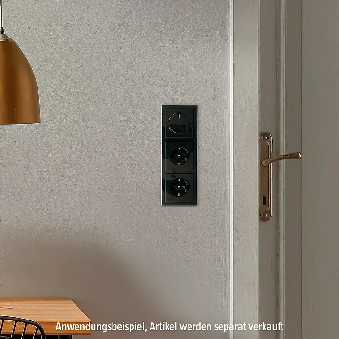 Busch-Jaeger Future Linear Steckdose 20 EUC-81 - Anthrazit, 16 A - Schwarze Steckdosen und ein Dimmer sind auf einer Wand montiert, ein Anwendungsbeispiel für moderne Elektroinstallationen.