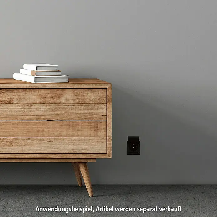 Busch-Jaeger Future Linear Klappdeckelsteckdose 20 EUK-81 - Anthrazit, 16 A, IP20 - Ein hölzernes Sideboard mit drei Schubladen und einer daneben angebrachten schwarzen Steckdose an einer grauen Wand.