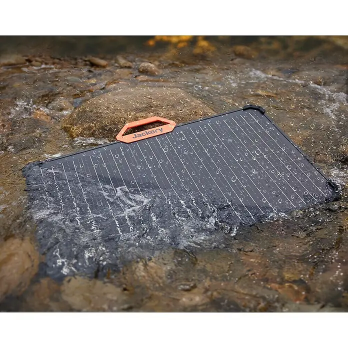 Jackery Panel solar Saga - 80 W, 90,6 x 52,8 cm - El panel solar Jackery está en el agua, mostrando su durabilidad y resistencia al agua, ideal para aventuras al aire libre.