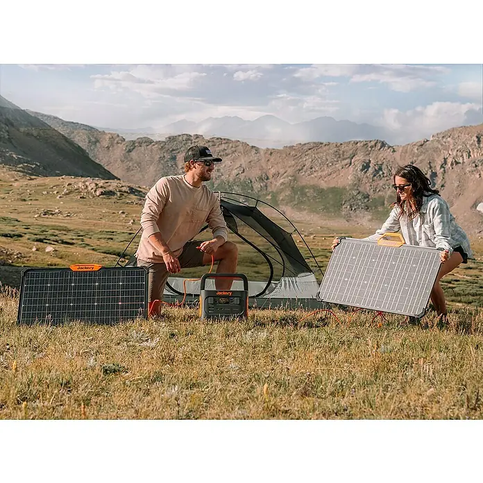 Jackery Panel solar Saga - 80 W, 90,6 x 52,8 cm - Paneles solares Jackery y estación de energía en uso mientras se acampa en las montañas.