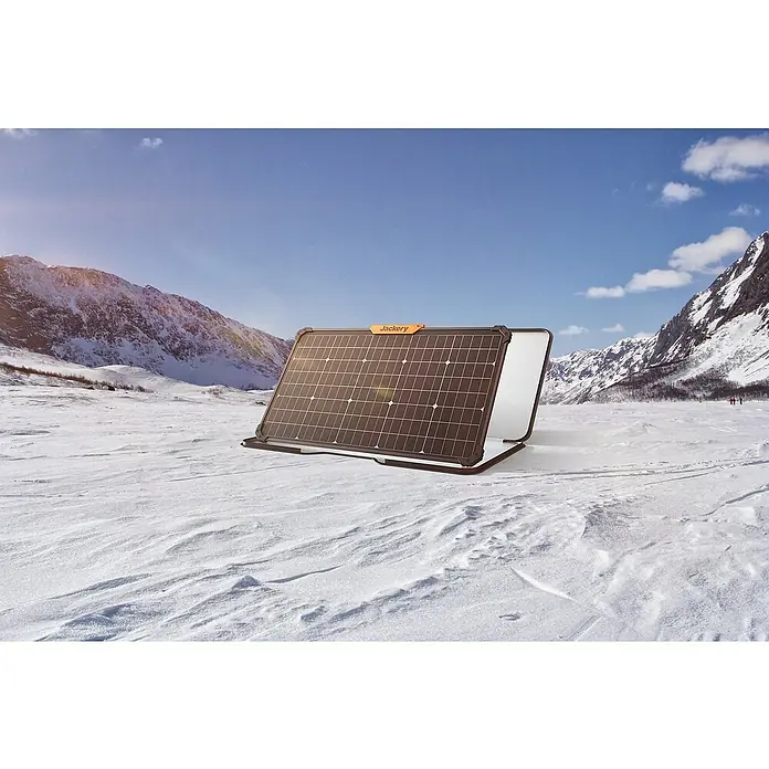 Jackery Panel solar Saga - 80 W, 90,6 x 52,8 cm - Panel solar Jackery en paisaje nevado. Panel solar compacto y portátil para energía ecológica en movimiento.