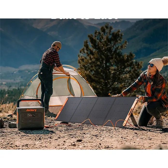 Jackery Panel solar Saga - 200 W, 235,5 x 54 cm - Panel solar Jackery con estación de energía portátil y tienda de campaña al fondo. Perfecto para excursiones de camping.