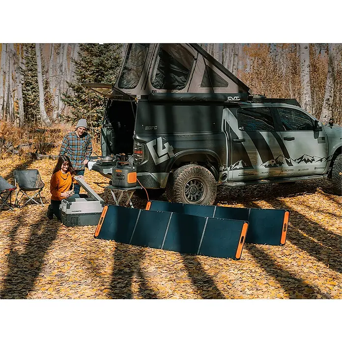 Jackery Panel solar Saga - 200 W, 235,5 x 54 cm - Una pareja acampando con un generador solar Jackery y paneles solares que aseguran energía fuera de la red.
