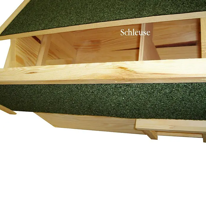 Dobar Igelhaus Mecki - 54 x 35 x 26 cm, Schleuse - Detailaufnahme eines hölzernen Futterhauses mit grüner Dachschindel, das eine Schleuse hat.