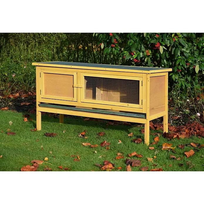 Dobar Kleintierstall Tradition - L x B x H: 115 x 45 x 66 cm, Holz, Natur - Außenaufnahme eines gelben Holzstall für Kleintiere, ideal für den Garten mit einem sicheren Drahtgitter.