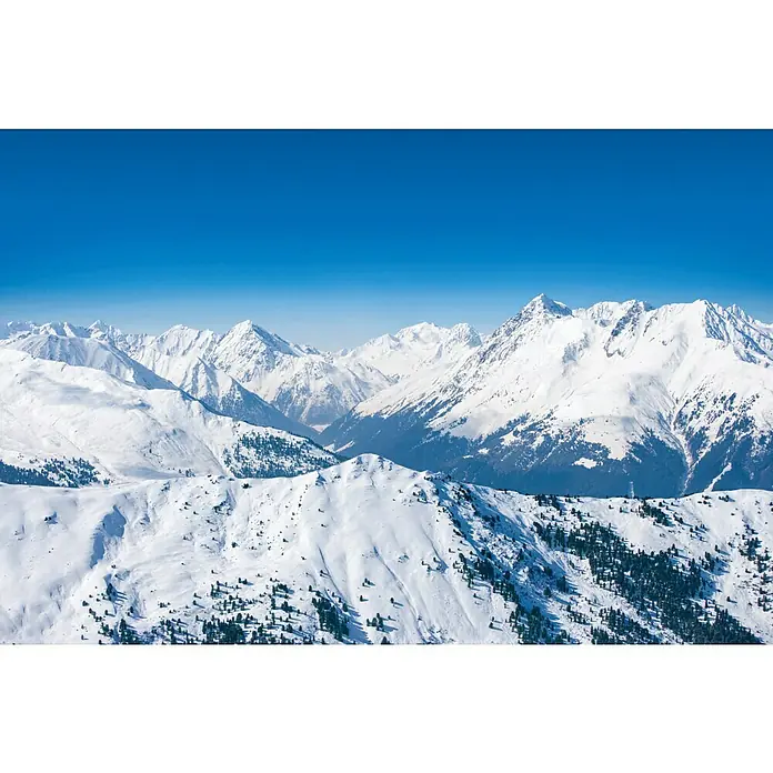 Alpina Alpinaweiss Wandfarbe Das Original +25 % mehr Inhalt - Weiß, Matt, 12,5 l, Abtönbar - Schneebedeckte Berge unter strahlend blauem Himmel. Ein majestätischer Anblick mit klarem, weitem Horizont und schneebedeckten Gipfeln.