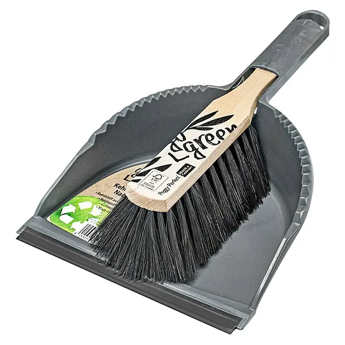 Peggy Perfect goGreen Kehr-Set Extra - Material Borsten: Kunstfasern, Holz - Ein graues Kehrset mit Handfeger und Kehrblech. Der Handfeger hat einen Holzgriff mit der Aufschrift "L Green".