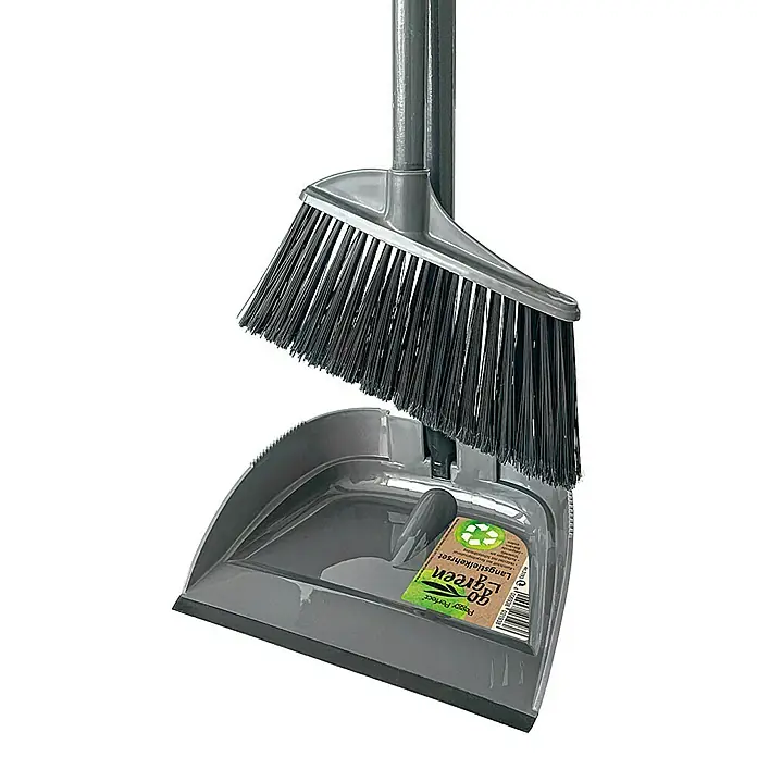 Peggy Perfect goGreen Langstielkehr-Set - Material Borsten: Kunstfasern, Kunststoff - Ein graues Kehrset mit Besen und Kehrschaufel, ideal für die schnelle und effiziente Reinigung von Innenräumen.