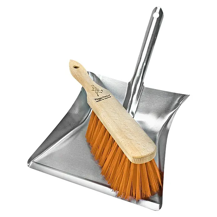 Peggy Perfect Kehr-Set Outdoor - Material Borsten: Kunstfasern, Stahl verzinkt - Nahaufnahme einer Kehrschaufel aus Metall mit einem Holzgriff und orangen Borsten, die zum einfachen Aufkehren von Schmutz und Ablagerungen verwendet werden.
