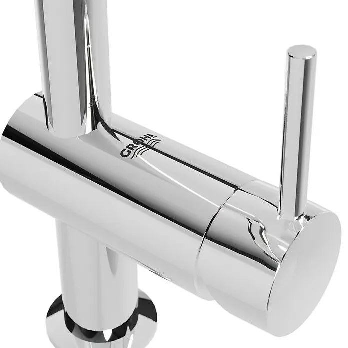 Grohe Spültischarmatur Minta - L-Auslauf, Chrom, Glänzend, Ausziehbar - Nahaufnahme einer glänzenden Grohe-Armatur, die durch ihr schlankes Design und die hochwertige Verarbeitung besticht.