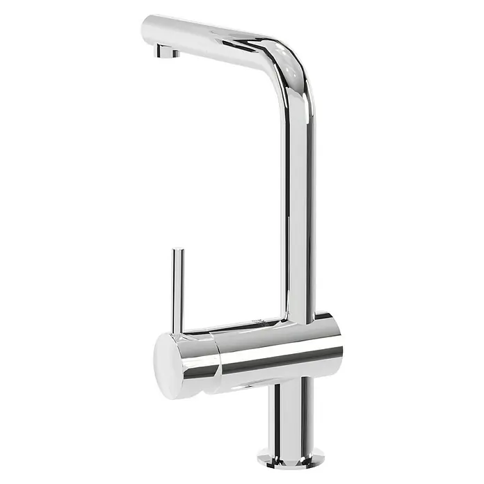 Grohe Spültischarmatur Minta - L-Auslauf, Chrom, Glänzend, Ausziehbar - Nahaufnahme eines glänzenden, modernen Wasserhahns aus Chrom vor schwarzem Hintergrund. Der Hahn hat einen minimalistischen Hebel.