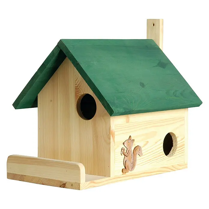 Dobar Eichhörnchenkobel - 41 x 31 x 37 cm, Mit Terrasse - Ein hölzernes Vogelhaus mit grünem Dach, zwei Eingängen und einer kleinen Futterstelle. Ein dekoratives Eichhörnchen ziert die Seite.