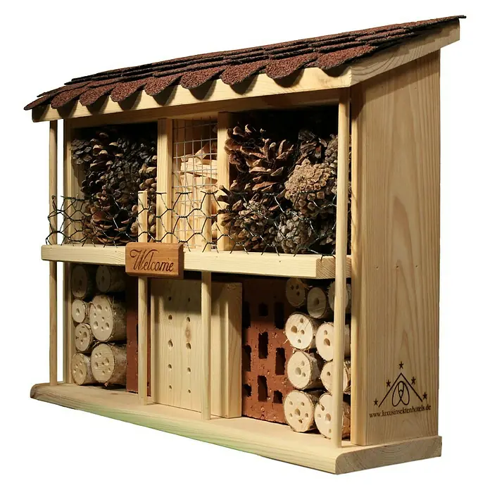 Dobar Insektenhotel Landhaus Komfort - 47 x 12,5 x 34 cm, Kiefer - Holzinsektenhotel mit Kiefernzapfen, Holzscheiten und einem "Willkommen"-Schild.