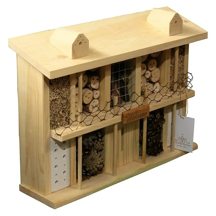 Dobar Insektenhotel Landsitz Superior - 47 x 12,5 x 34 cm, Kiefer - Ein detailreiches Insektenhotel aus hellem Holz mit verschiedenen Füllmaterialien. Ideal zur Förderung der Artenvielfalt im Garten.