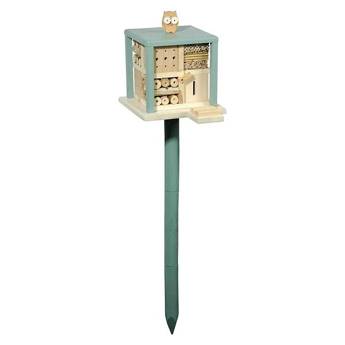Dobar Insektenhotel Kubus - 27 x 27 x 105 cm, Holz, Grün/Blau - Ein Insektenhotel auf einem Pfahl mit einer kleinen Eule auf dem Dach, bietet Insekten einen sicheren Unterschlupf und Nistplatz im Garten.