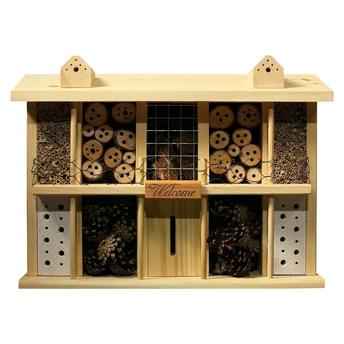 Dobar Insektenhotel Landsitz Superior - 47 x 12,5 x 34 cm, Holz, Natur, Kiefer - Nahaufnahme eines hölzernen Insektenhotels mit verschiedenen Füllungen und einem "Willkommen"-Schild.