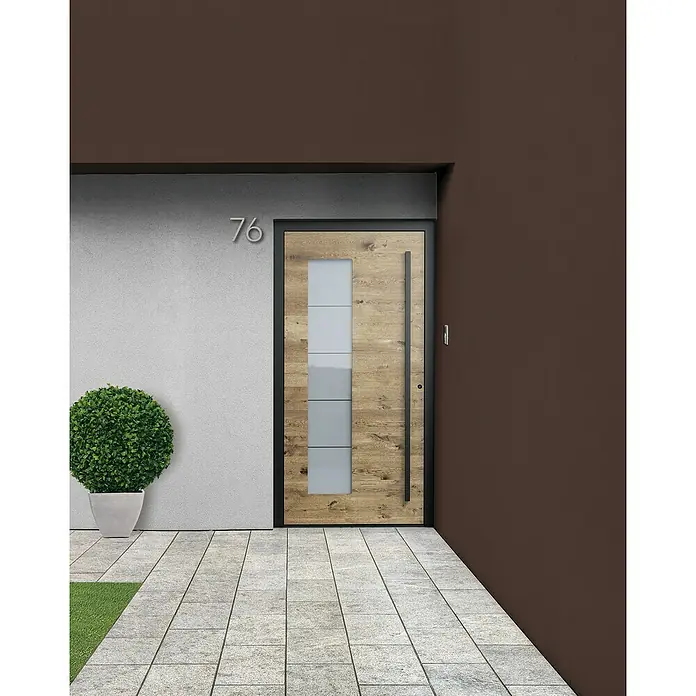 Portofino Blackline Edition Haustür 702PF Nero LA - 110 x 210 cm, DIN Anschlag: Rechts - Eine moderne Haustür mit Holzstruktur und vertikalen Glaseinsätzen, umrahmt von einem dunklen Rahmen, verleiht dem Eingangsbereich Stil.