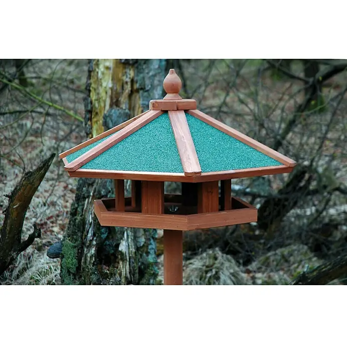 Dobar Vogelhaus Panorama - 66 x 66 x 140,5 cm, Grün/Braun, Holz - Ein detailreiches Foto eines Holz-Vogelhauses mit einem grünen Dach in einer natürlichen Umgebung. Das Vogelhaus ist stabil und einladend.