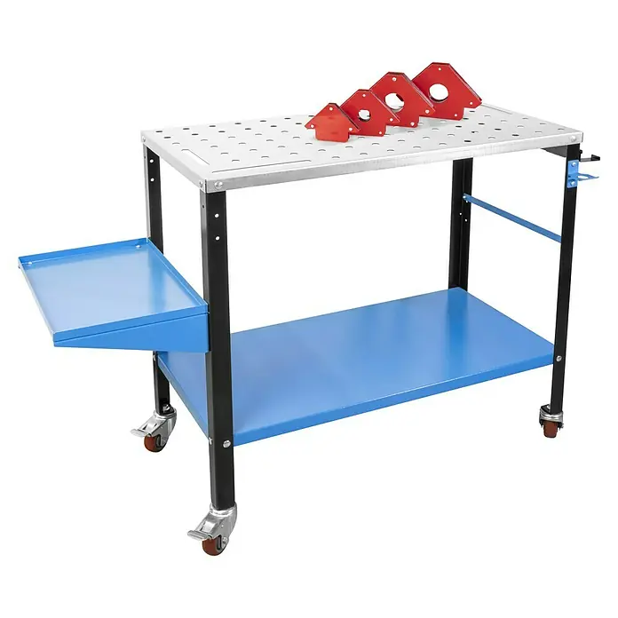 Güde Schweißtisch MST 915 PLUS - L x B: 760 x 500 mm - Ein Schweißtischwagen mit einer Arbeitsfläche mit Löchern, einer blauen Ablage und roten Magneten.